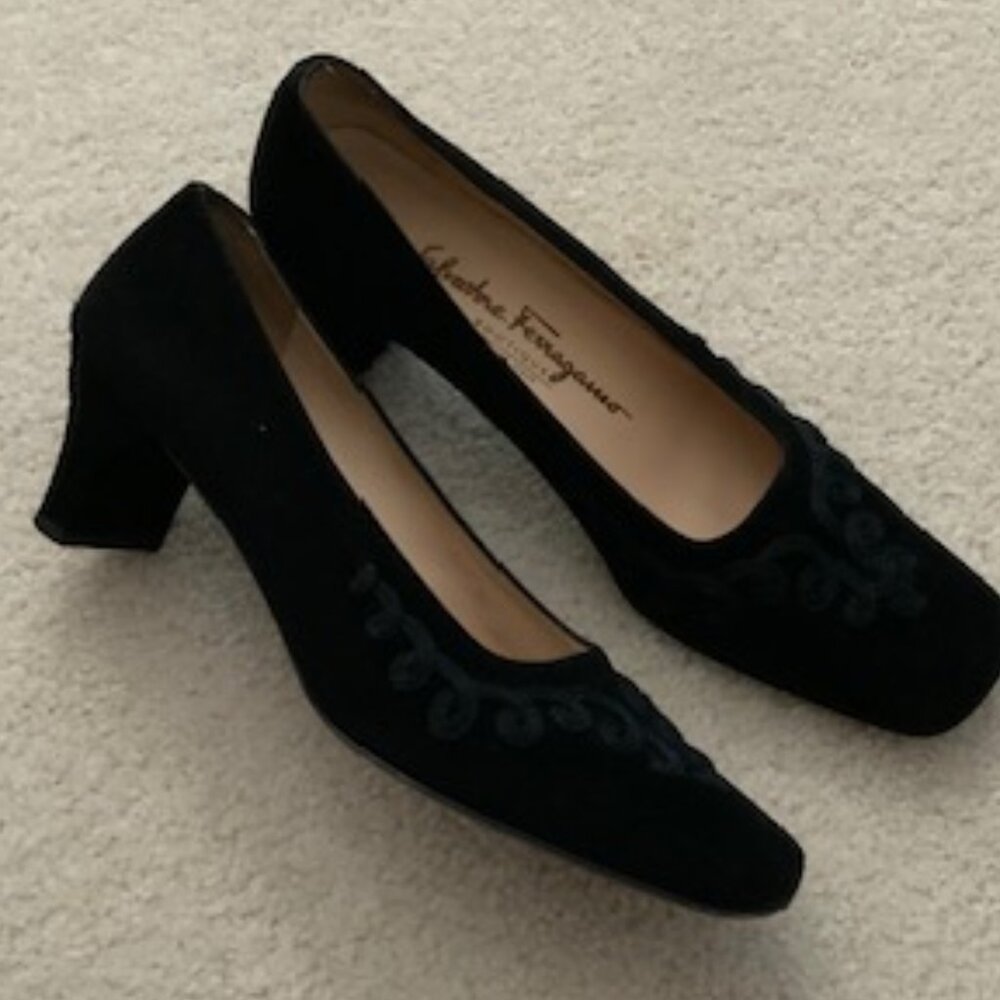 Ferragamo Black Suede Velvet Heels with Embroidered Trim Barely worn Sz 8B